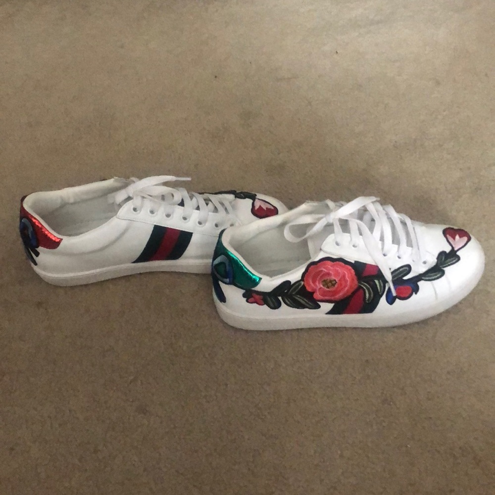 Low-Top White Flower Shoes